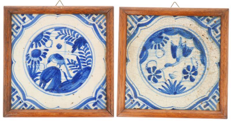 Twee aardewerk tegels in houten omlijsting. Delft, 18e eeuw.