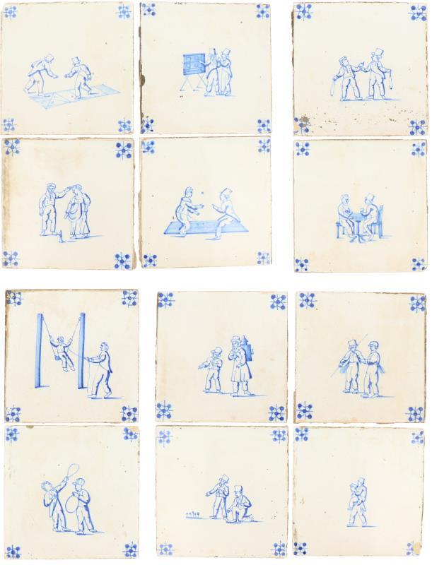 Een lot van twaalf aardewerk tegels met decor van kinderspelen. Holland 19e eeuw en later.