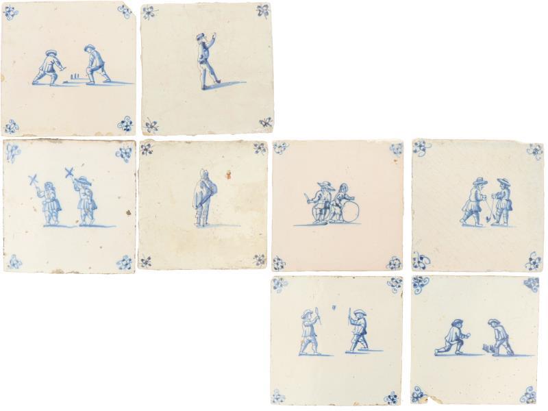 Een lot van acht aardewerk tegels met decor van kinderspelen. Holland 19e eeuw en later.