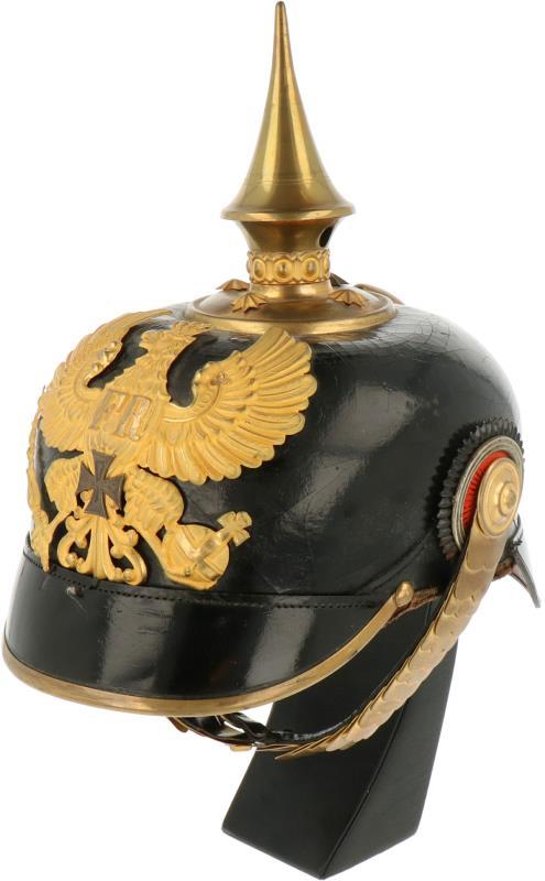 Een zwart lederen Pickelhaube maat 57. onduidelijke geannoteerd in potlood met Regimentnummer "Baden Reg.…(?) in potlood. 