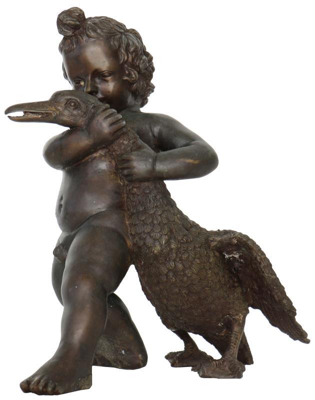Een bronzen beeld van een putto in gevecht met gans.