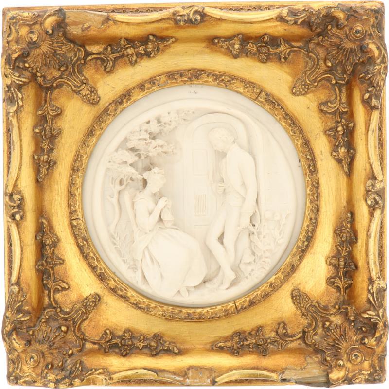 Een gietmarmeren plaquette met een 19e-eewse voorstelling van een dame en heer. Op de achterzijde de penning van "Arts and Commerce". Eind 20e eeuw. Diam.: 17 cm. 