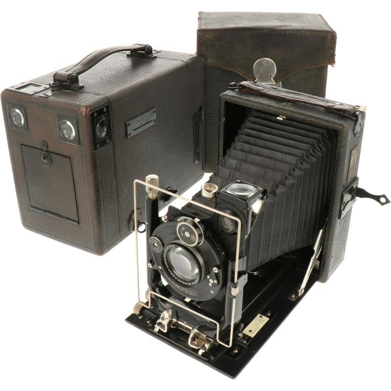 Een lot van twee camera's; - Compur No 258646 met G. Rodenstock lens - in lederen tas met toebehoren en een Emil Busch Rathenow Detective camera.
