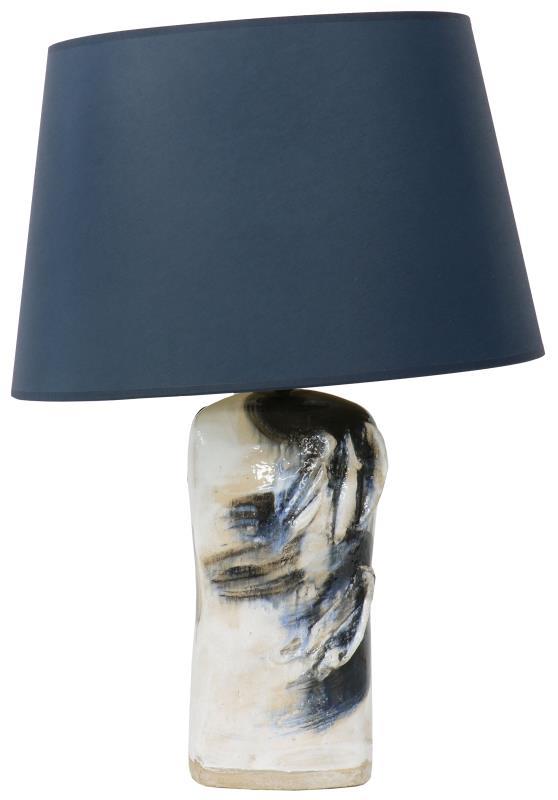 Een aardewerk lampvoet, modern vormgegeven.