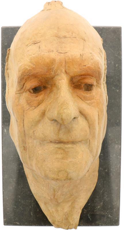 Een maskerprotret van een man. Geel gepatineerd brons. Gesigneerd Cohr. Hollands 20e eeuw.