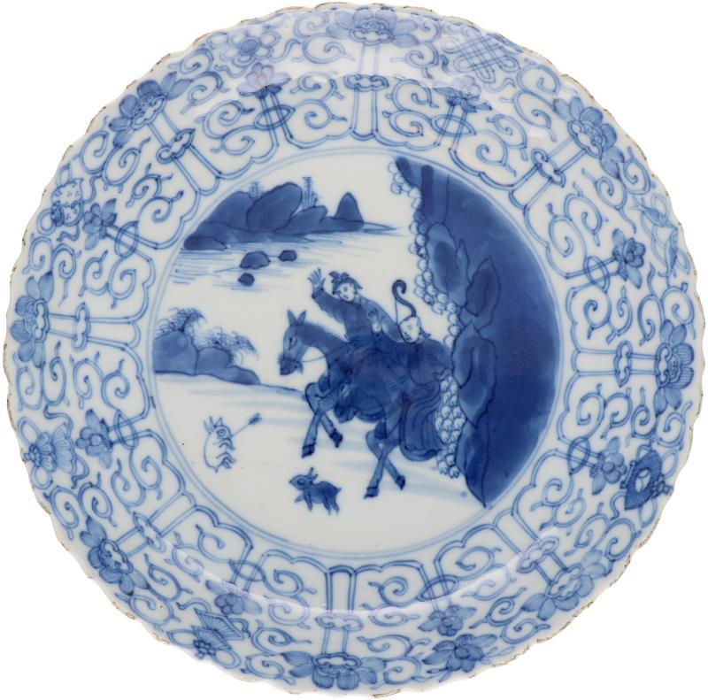 Een porseleinen bord met afbeelding van Joosje te paard gemerkt Kangxi. China, circa 1800.