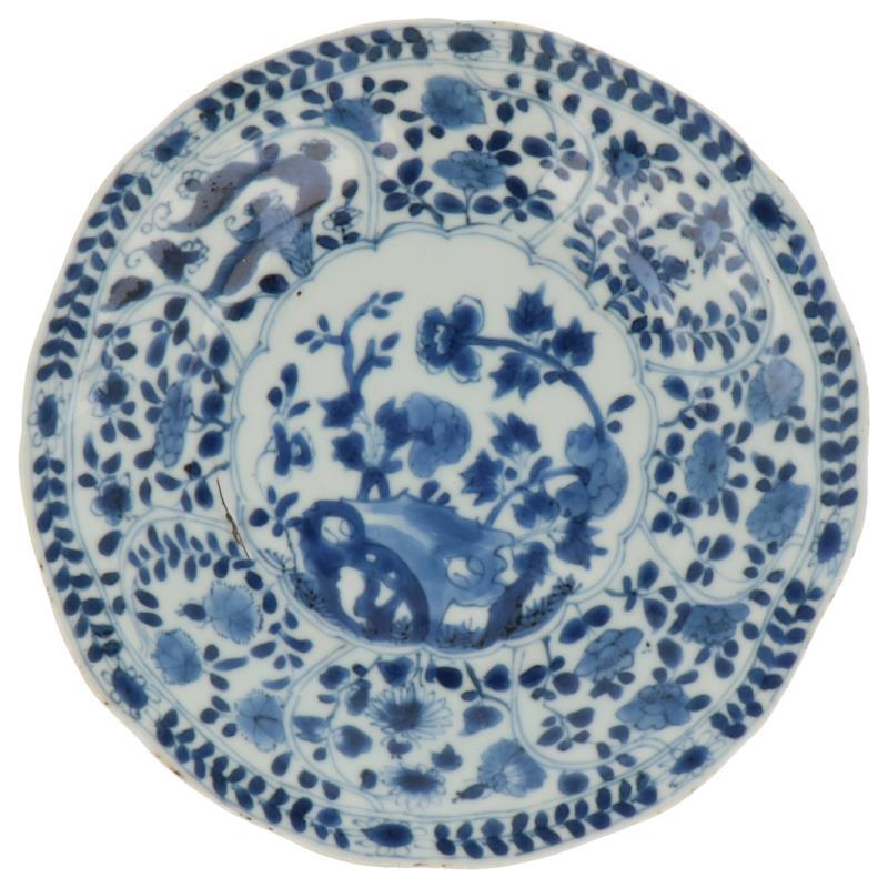 Een porseleinen bord met bloemendecor gemerkt met Lingzhi. China, Kangxi.