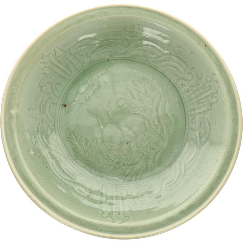 Een celadon schotel met afgebeeld een karper in de golven. China, Ming.