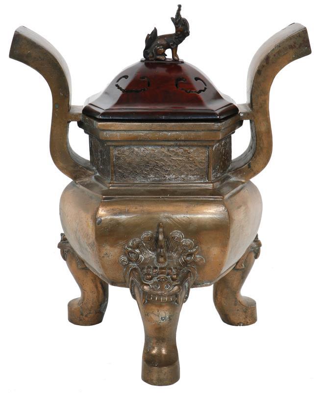Een bronzen wierookbrander. Gemerkt uit periode aan onderzijde. China, Wanli.