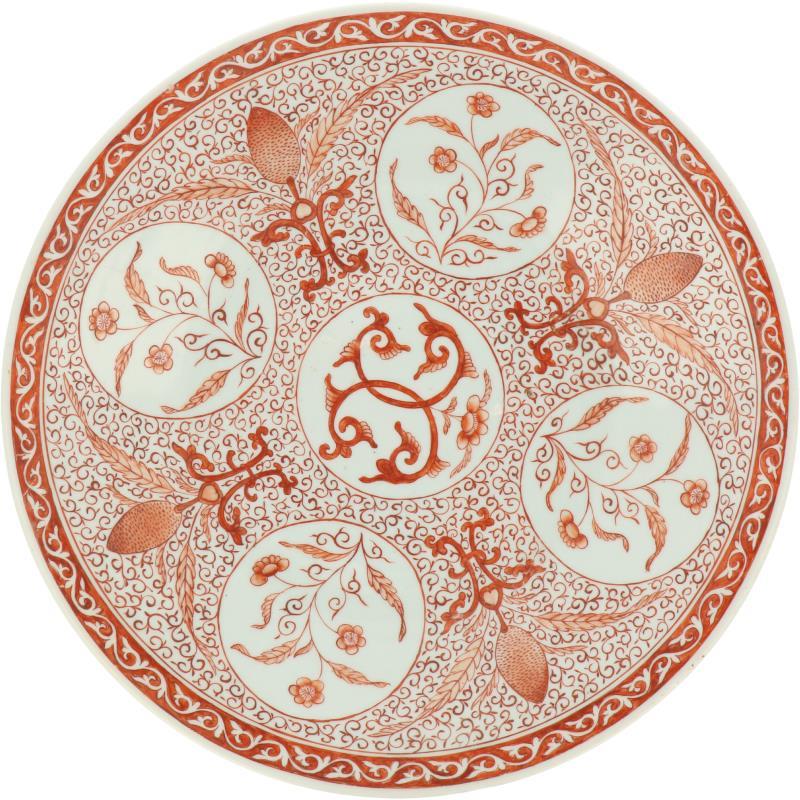 Een porseleinen schotel met floraal iron red decor. China, 19e/20e eeuw.