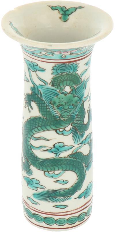 Een porseleinen kraagvaasje met groen draken decor. China, 19e eeuw.