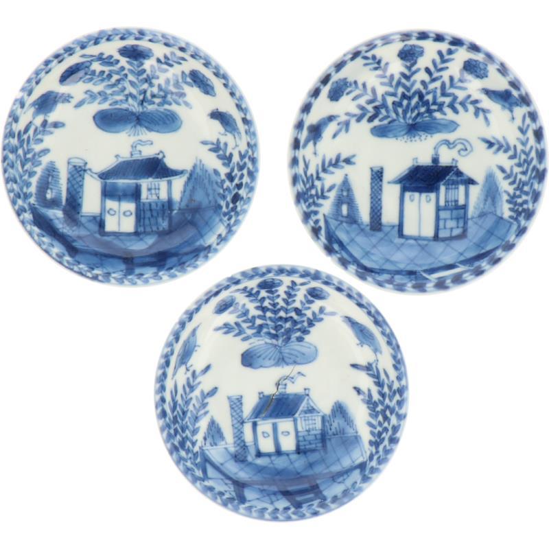 Een set van drie porseleinen bordjes met landschaps decor, gemerkt met Conische schelp. China, Kangxi.