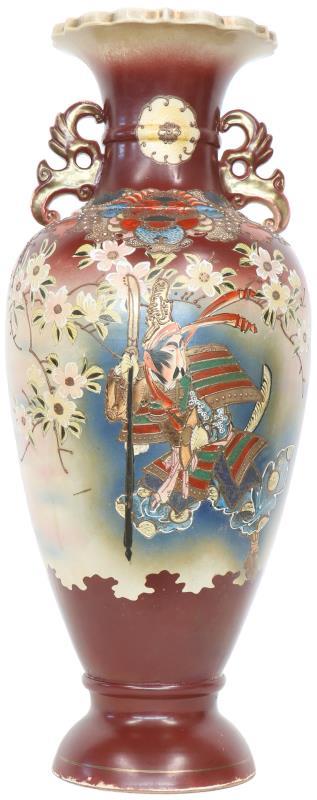 Een Satsuma aardewerk balustervaas met decor van Japanse strijders. Japans, ca. 1900.