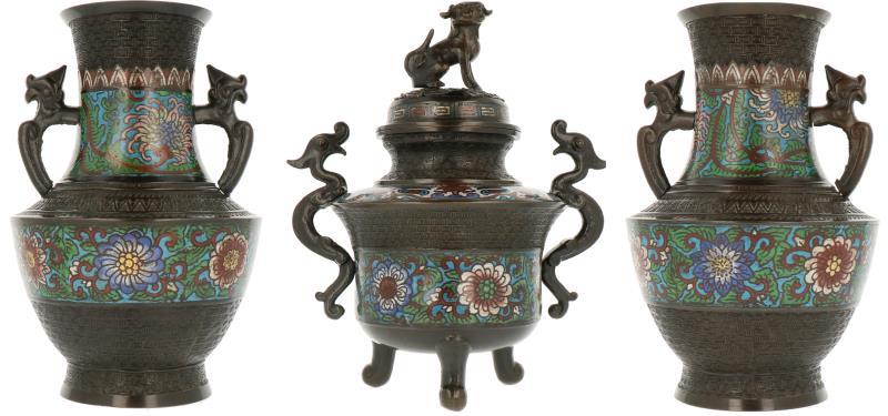 Een cloisonné kaststel bestaande uit twee vazen en een wierookbrander. China, 19e eeuw.