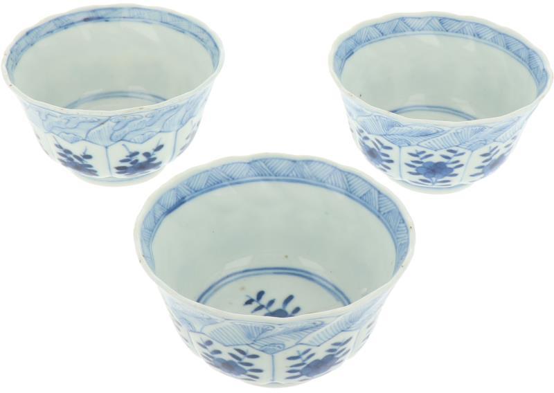 Een lot van drie porseleinen kommen met peterselie decor in vakverdeling, gemerkt met een bloem. China, 18e eeuw.
