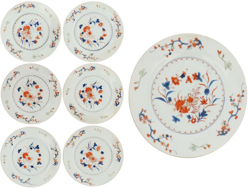 Een set van zeven porseleinen borden met Imari decor. China, Qianlong.