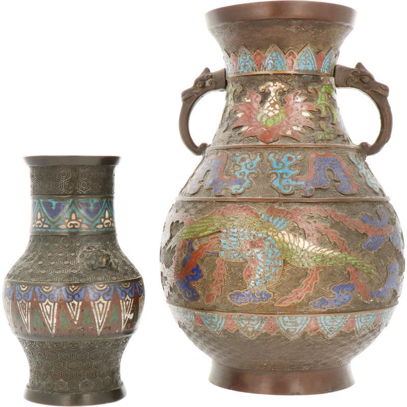 Twee Chinese Cloisonné vazen. De kleine met geometrische motiven de grote met draken en wolkenlucht. Eerste helft 19e eeuw of later. 