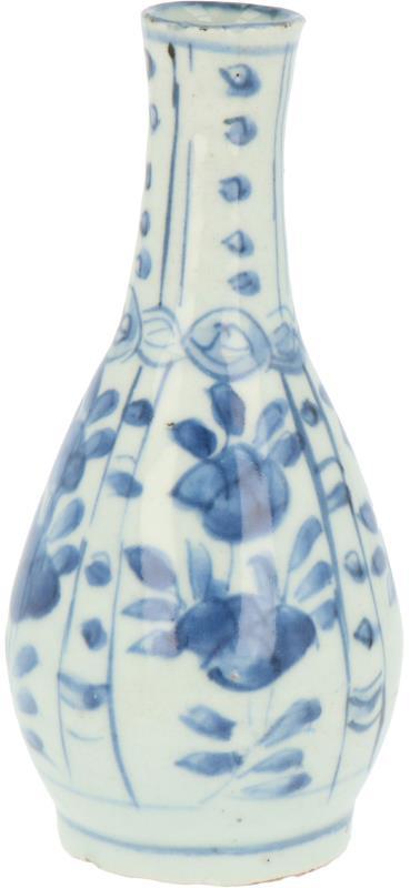Een porseleinen vaas met blauw floraal decor in vakverdeling. China, Wanli.