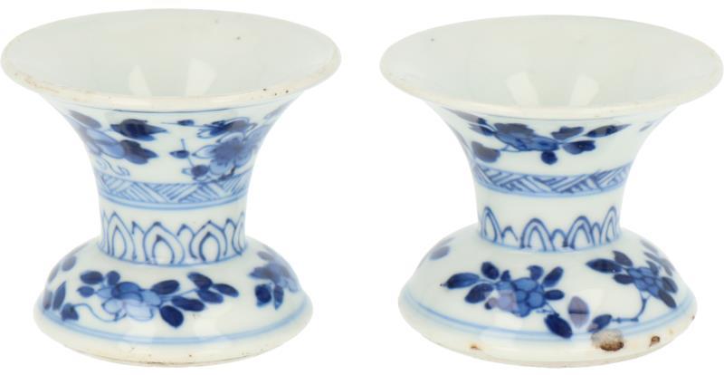 Een set van twee porseleinen zoutvaatjes met blauw floraal decor, gemerkt met artemisia. China, Kangxi.