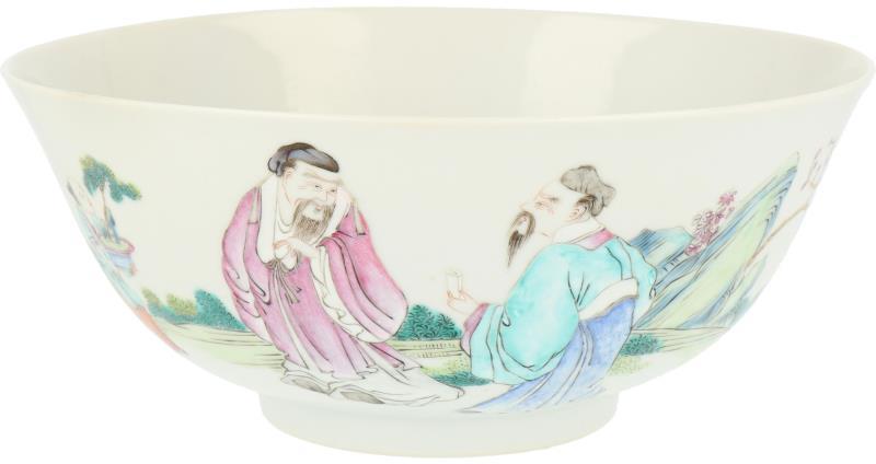 Een porseleinen kom met Famille Rose decor met Chinese figuren, gemerkt in periode. China, Guangxu.