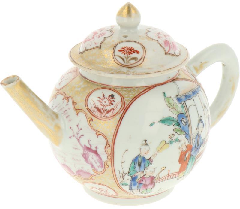 Een porseleinen theepot met Chine de commande decor. China, Qianglong.