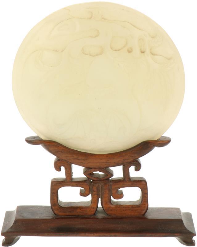 Een jade plaque met decor van een Perzik. China, 19e/20e eeuw.