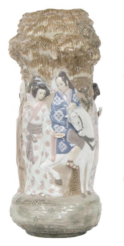 Een porseleinen tafelstuk gedecoreerd met Chinese figuren, gemerkt Lladro. Spanje, eind 20e eeuw.