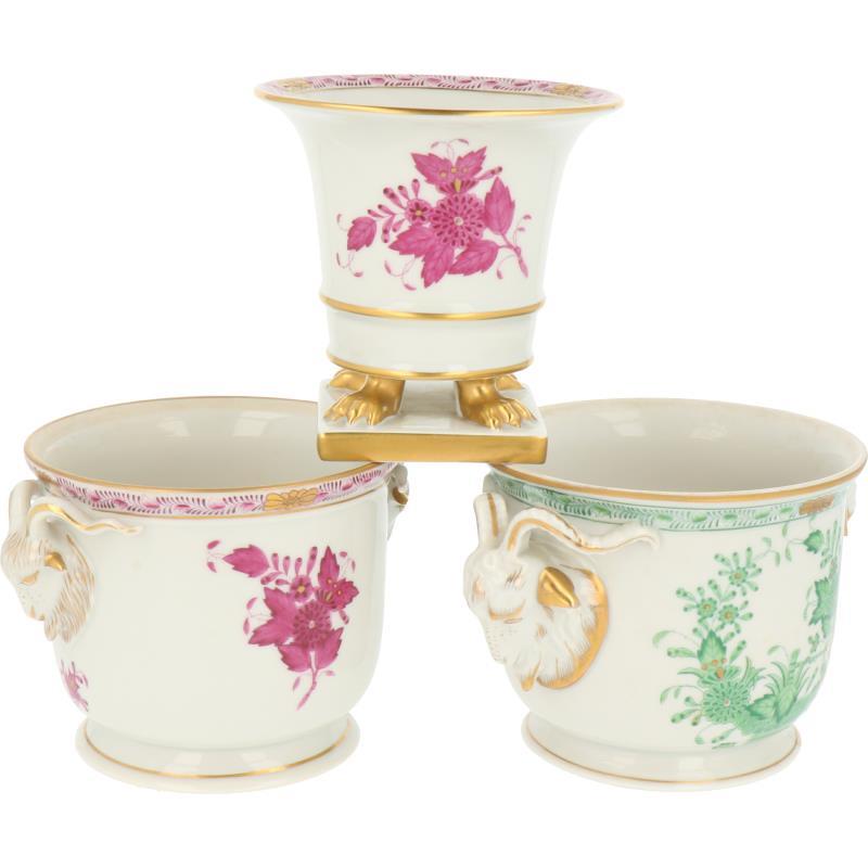 Een lot van drie cachepots met Apponyi Purple/green decor, gemerkt Herend. Hongarije, eind 20e eeuw.
