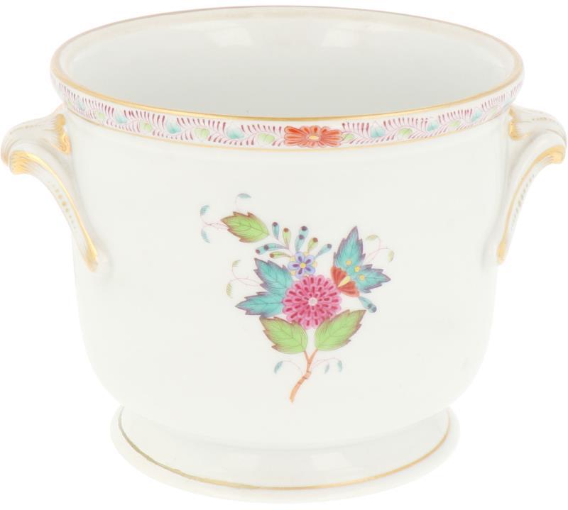 Een porseleinen cache-pot met bloemen decor, gemerkt Herend. Hongarije, eind 20e eeuw.