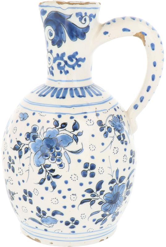 Een aardewerk schenkkan met bloemen decor. Delft, 18e eeuw.