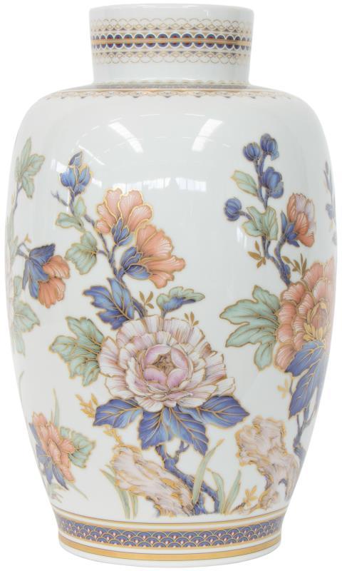 Een porseleinen vaas met polychroom bloemen decor, gesigneerd Kaiser. Duitsland, 2e helft 20e eeuw.