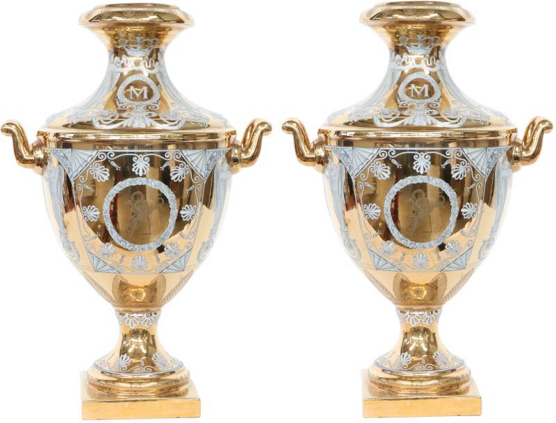 Een set van twee kollosale porseleinen siervazen met Grieks decor. Gemerkt Sèvres. Frankrijk, midden 20e eeuw.