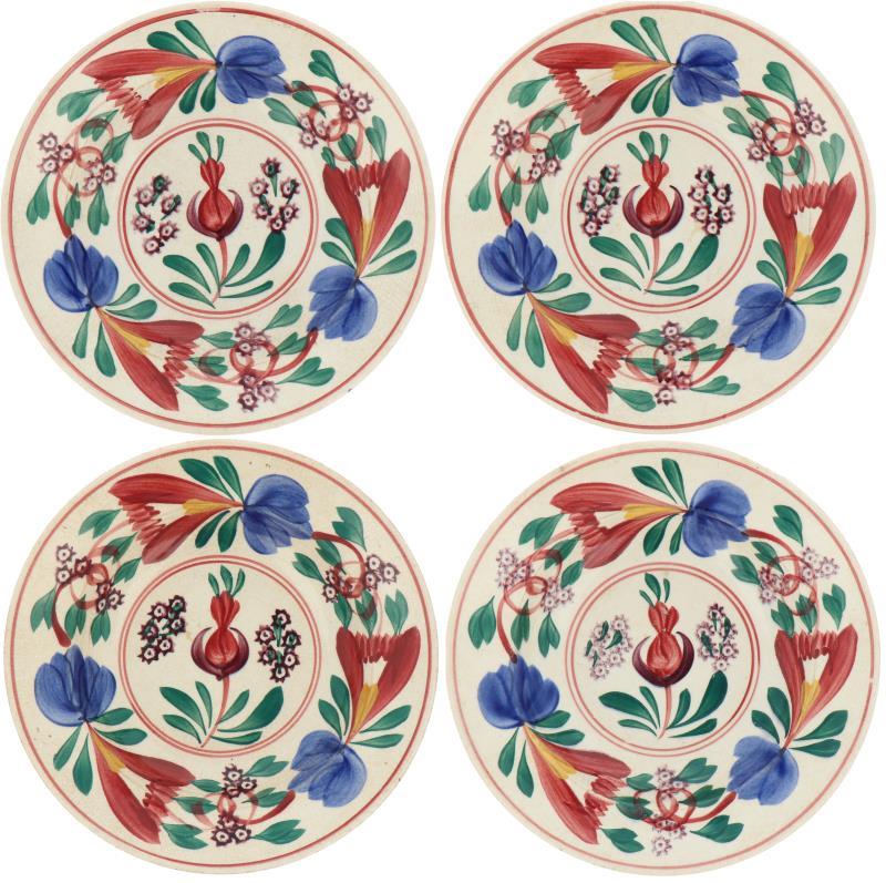 Een set van vier Petrus Regout Maastricht diepe borden ca. 1920/1930. patroon 047 variatie 2 Boerenbont met tevens merk in Javaanse tekst bedoeld voor de Indonesische markt. 