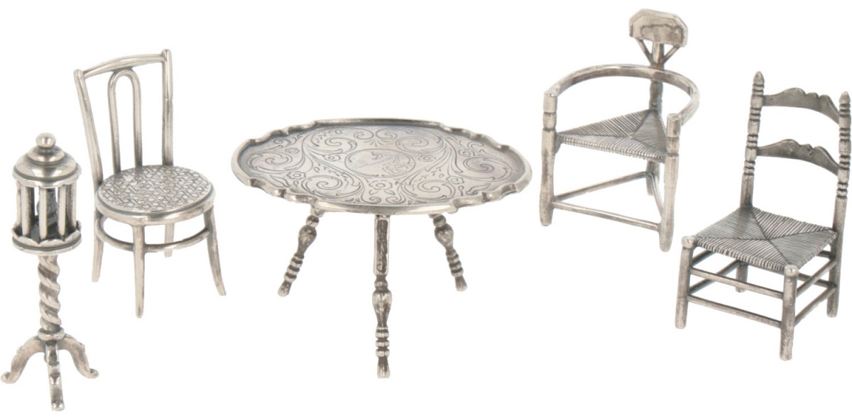 (5) Delig lot miniatuur meubelen zilver.