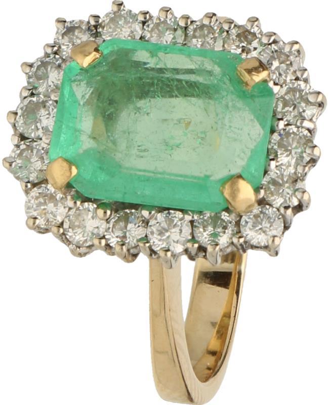 Entourage ring geelgoud, ca. 0.54 ct. diamant en smaragd - BWG 10 kt.