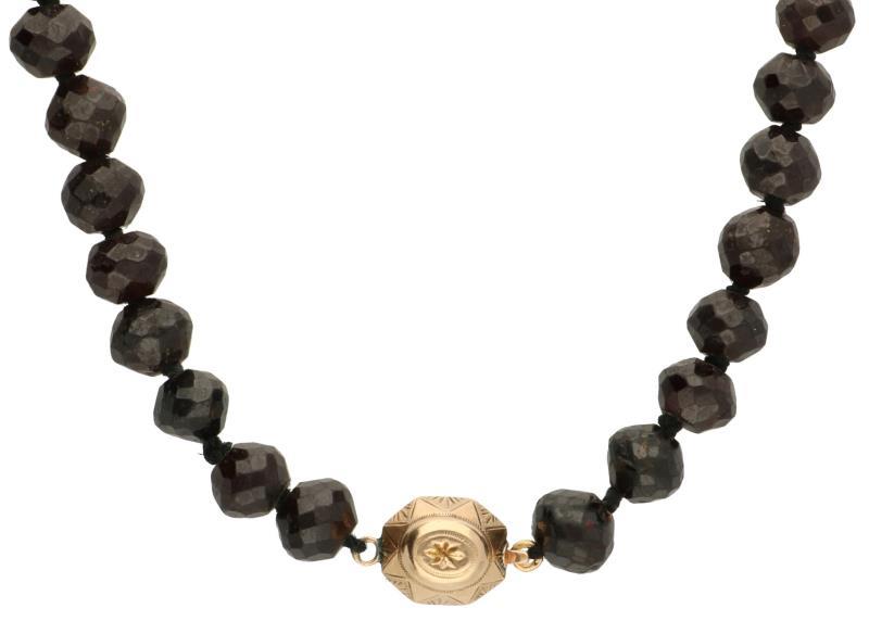 Antiek collier met geelgouden sluiting, granaat - 14 kt.