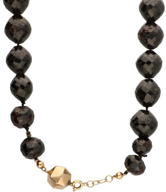 Antiek collier met geelgouden sluiting, granaat - 14 kt.