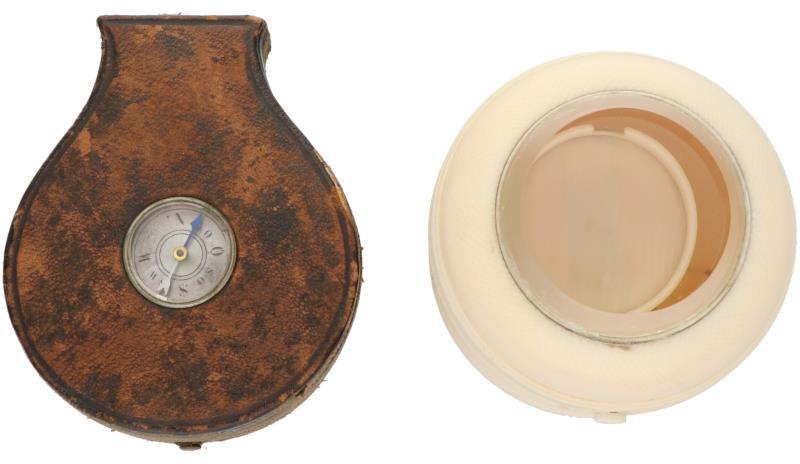 Lot van 2 zakhorloge opbergdoosjes.
