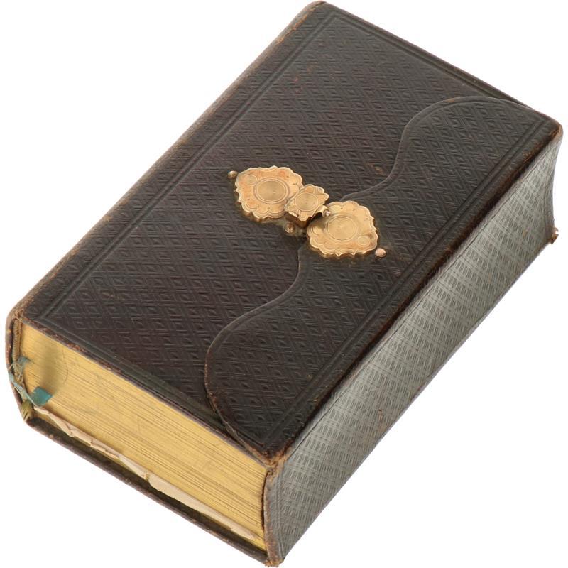 Bijbel met gouden slot.