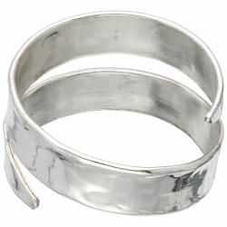 Verzilverde bangle armband van Jacob Hull voor Buch & Deichmann.