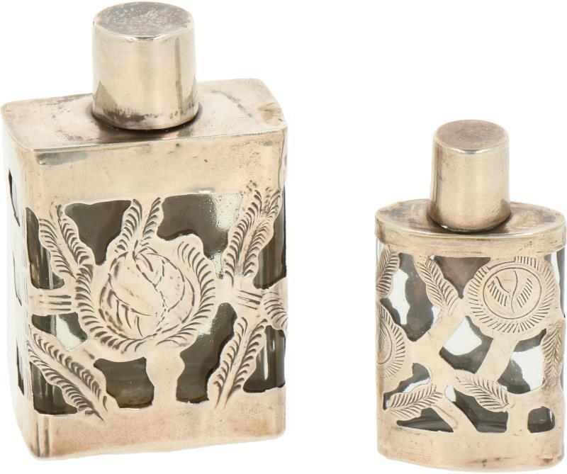 (2) Parfum flacons zilver.