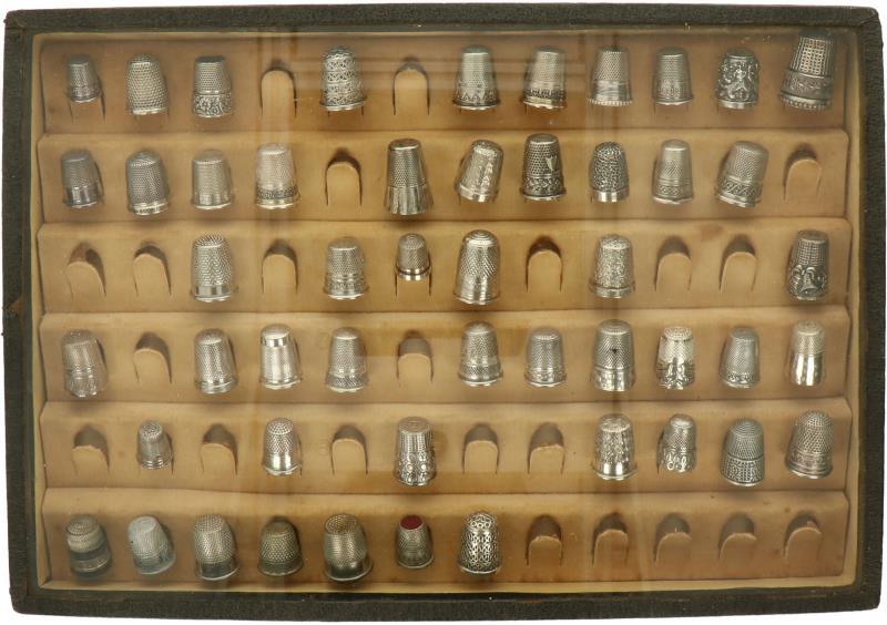 (50) delige verzameling vingerhoedjes zilver.