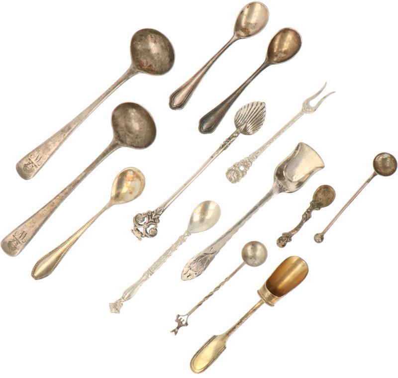 (13) delig lot met schep lepeltjes zilver.