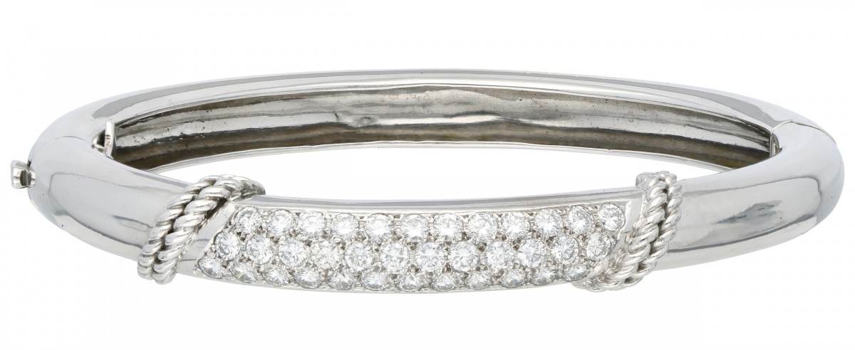 Witgouden bangle armband bezet met ca. 1.44 ct. diamant - 18 kt.