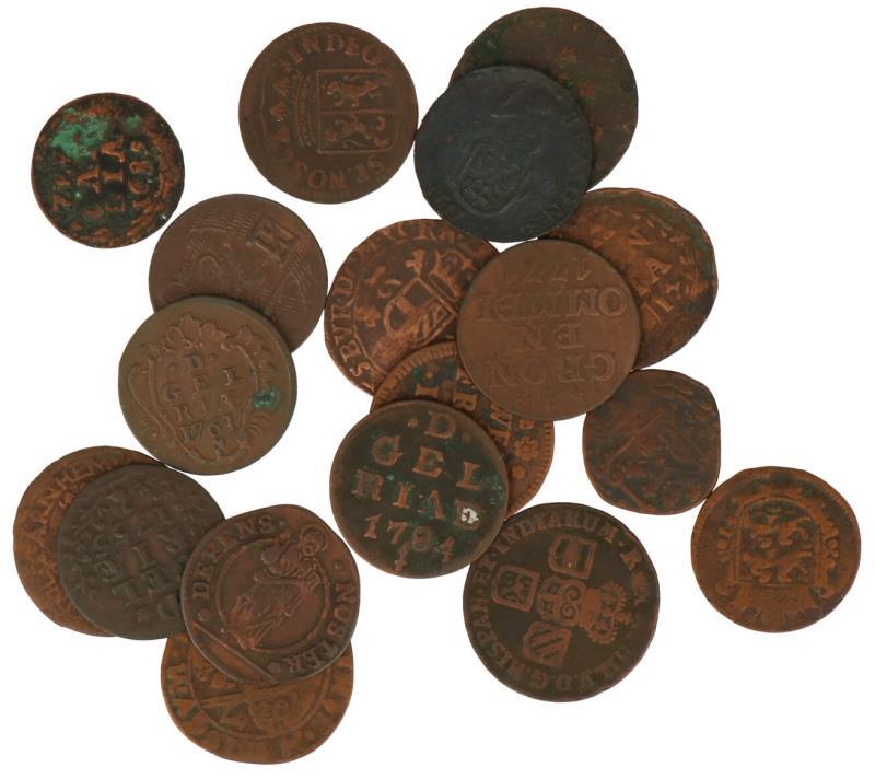 Lot: leuke duiten (18x) met o.a. Kampen, Deventer, Friesland.