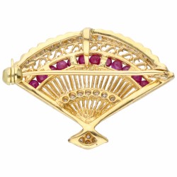 Geelgouden waaier hanger / broche, met ca. 0.28 ct. diamant en glasgevulde robijn - 18 kt.