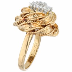 Geelgouden entourage ring, met ca. 0.68 ct. diamant - 18 kt.