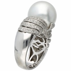 Witgouden WCJ shoulder ring bezet met ca. 1.08 ct. diamant en cultivé zoetwaterparel - 18 kt.