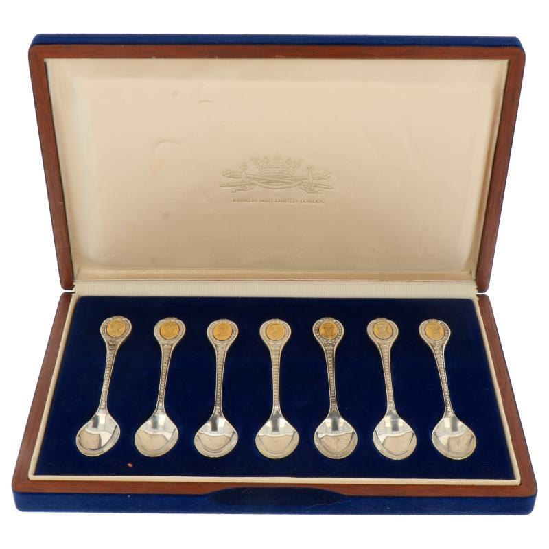 (12) Delige set theelepels met afbeeldingen van Europeesche vorsten op 24kt verguld medaillon in originele etui zilver.