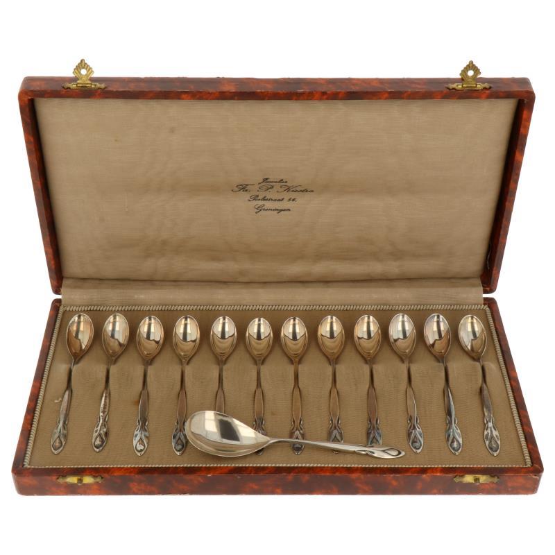 (13) Delige theelepel set met suikerschep versierd in Jugendstil stijl zilver.